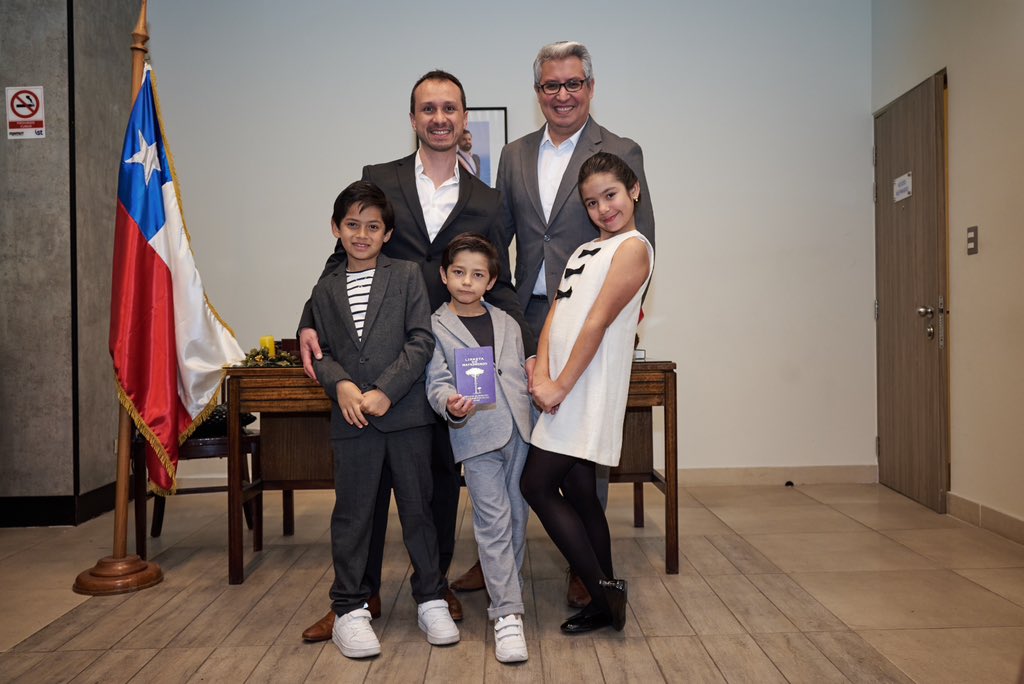 dospapasenchile's tweet photo. En compañía de nuestros hijos, hoy nos CASAMOS! 💍🎉🎊🥳

Un día que quedará marcado en nuestros💕, fecha que nos invita a trabajar, entre todxs, por una sociedad más diversa e inclusiva #matrimonioIgualitario #20añosJuntos #adopcionhomoparental @Movilh @GabrielBoric https://t.co/eHXQlP7jFl