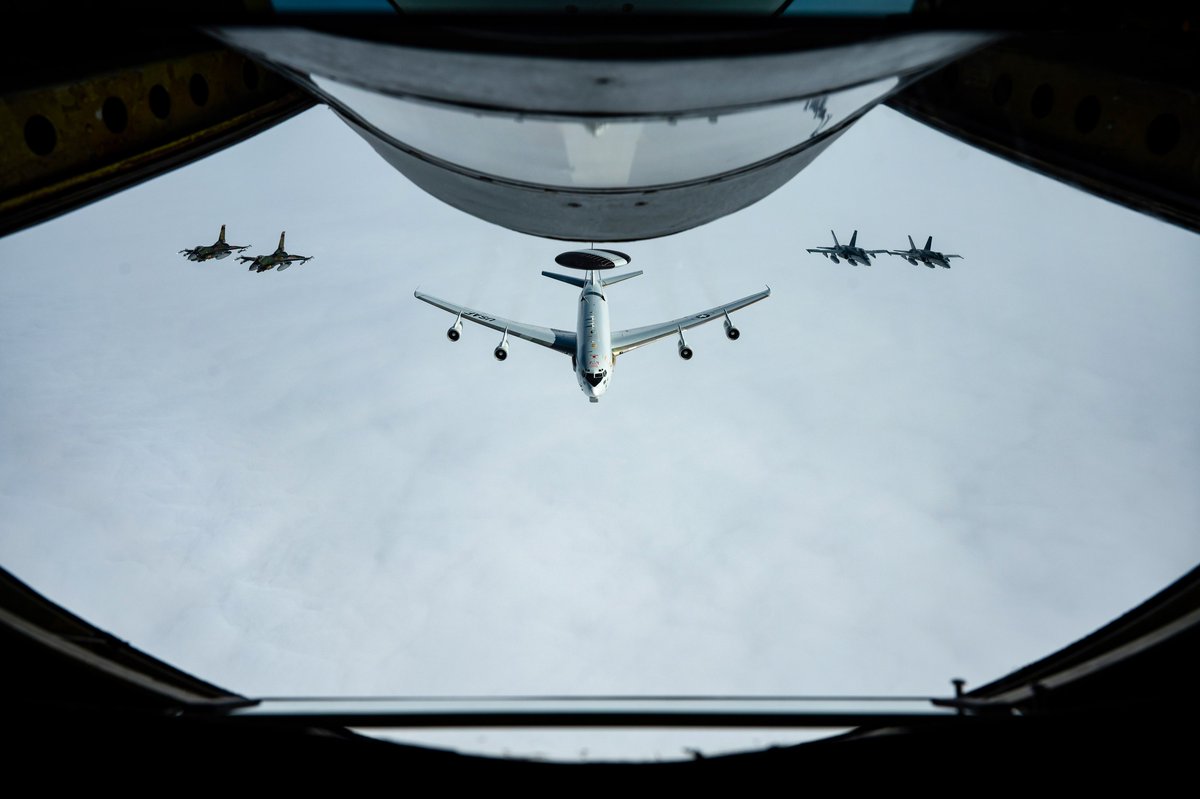 ANRALCOM's tweet photo. This iteration of Operation #NobleDefender is employing capabilities to operate from strategic locations in the #Arctic, achieve multi-domain awareness, and demonstrate our ability to adapt to harsh conditions through remote deployment in defense of 🇨🇦 &amp; 🇺🇸.

#ArcticSecurity https://t.co/wMwuhYm3RF