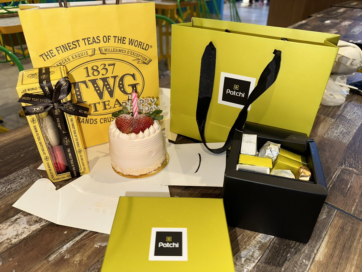 aina_zabidi's tweet photo. Thank you @maassmaassmaass for this wonderful and expensive gift 🎁 really appreciate 😍

I LOVE YOU TO THE MOON AND BACK https://t.co/k9uKyyLNGu