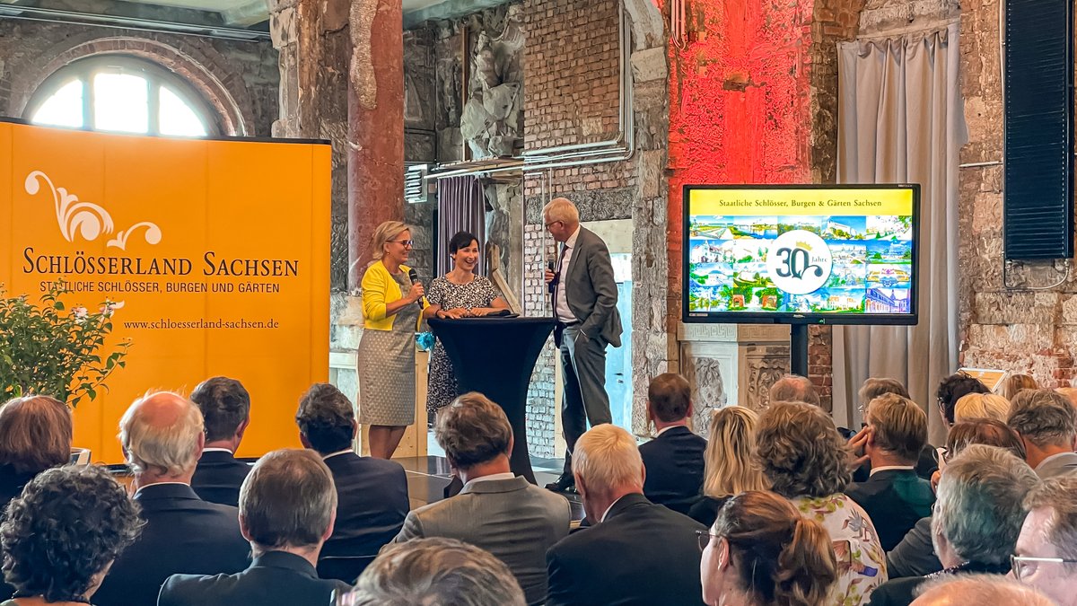 smktsachsen's tweet photo. 🏰 »30 Jahre Bewahren, Pflegen, Vermitteln« in Sachsens einmaligen Schlössern, Burgen &amp; Gärten! Unzählige Menschen tragen beim #SchlösserlandSachsen täglich ihren Teil dazu bei. 🎉 Zur Jubiläumsfeier heute sagten @MPKretschmer &amp; Ministerin #Klepsch herzlich Danke &amp; Glückwunsch! https://t.co/000fLZuH7R