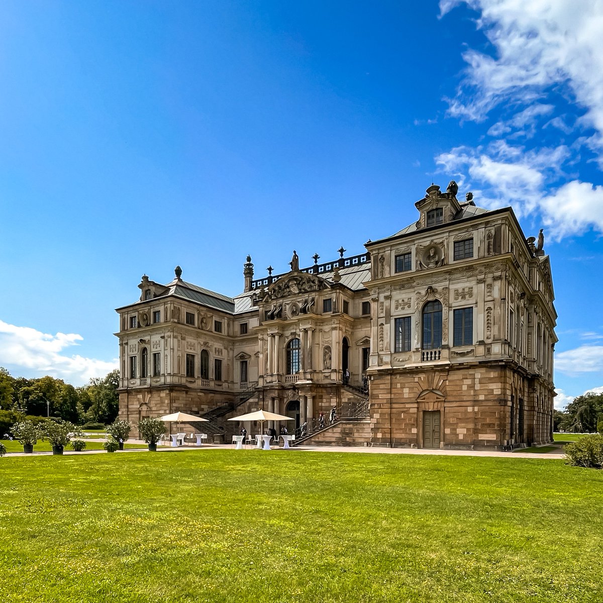 smktsachsen's tweet photo. 🏰 »30 Jahre Bewahren, Pflegen, Vermitteln« in Sachsens einmaligen Schlössern, Burgen &amp; Gärten! Unzählige Menschen tragen beim #SchlösserlandSachsen täglich ihren Teil dazu bei. 🎉 Zur Jubiläumsfeier heute sagten @MPKretschmer &amp; Ministerin #Klepsch herzlich Danke &amp; Glückwunsch! https://t.co/000fLZuH7R