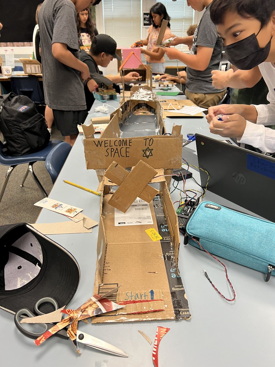 MrsSarahJenkins's tweet image. #EngineeringDesignProcess in full swing @EHMSBobcats using @birdbraintech #WeAreBUSD