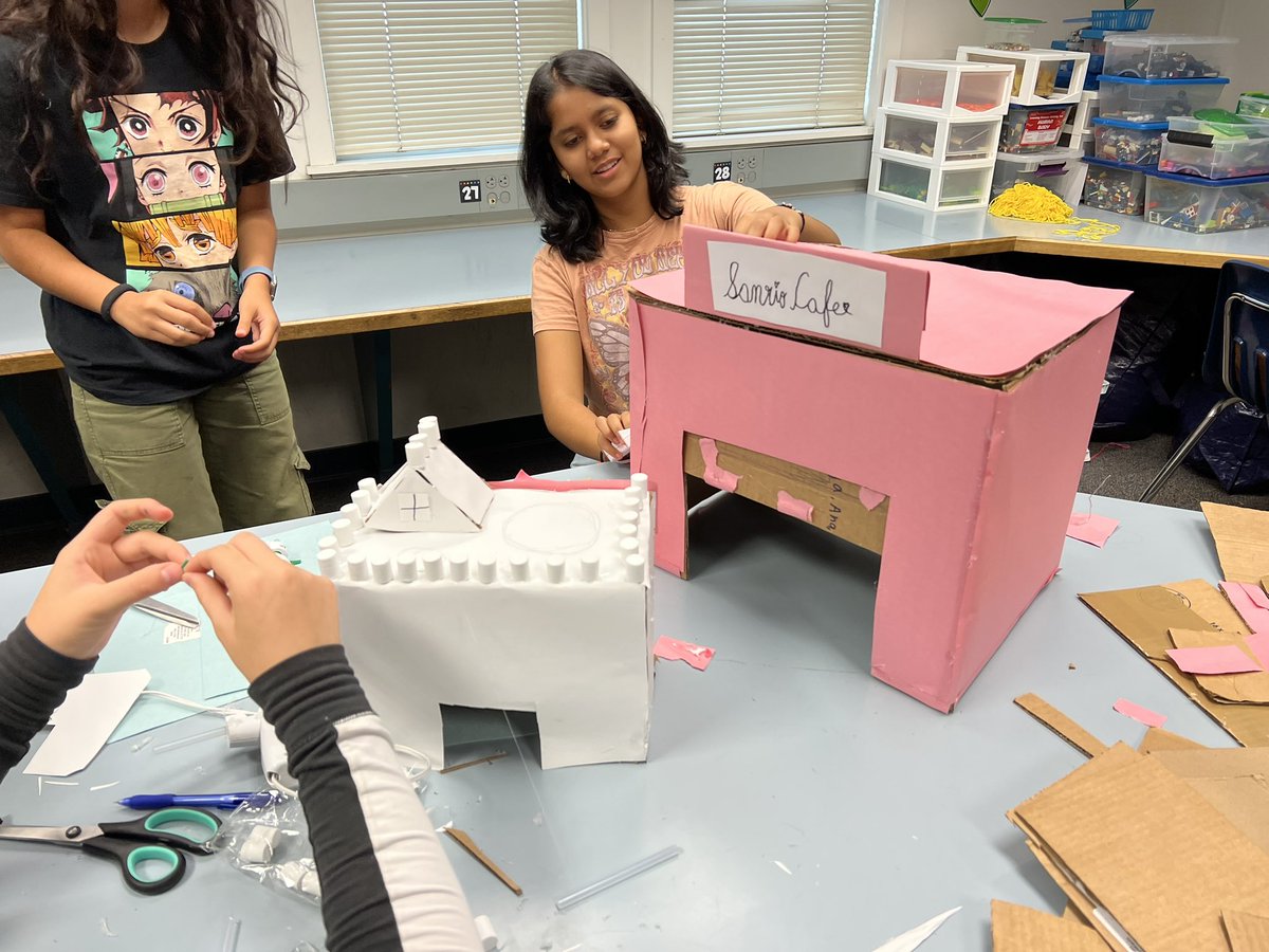 MrsSarahJenkins's tweet image. #EngineeringDesignProcess in full swing @EHMSBobcats using @birdbraintech #WeAreBUSD