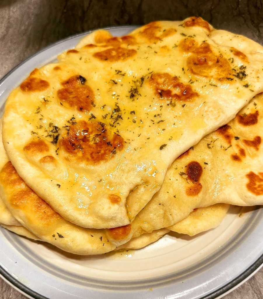 Naan Bread 🍞 with garlic butter and parsley #homecooking #food #recipes #foodpic #foodie #foodlover #cooking #hungry #goodfood #foodpoll #yummy #homecookingvsfastfood #food #fastfood #foodie #yum