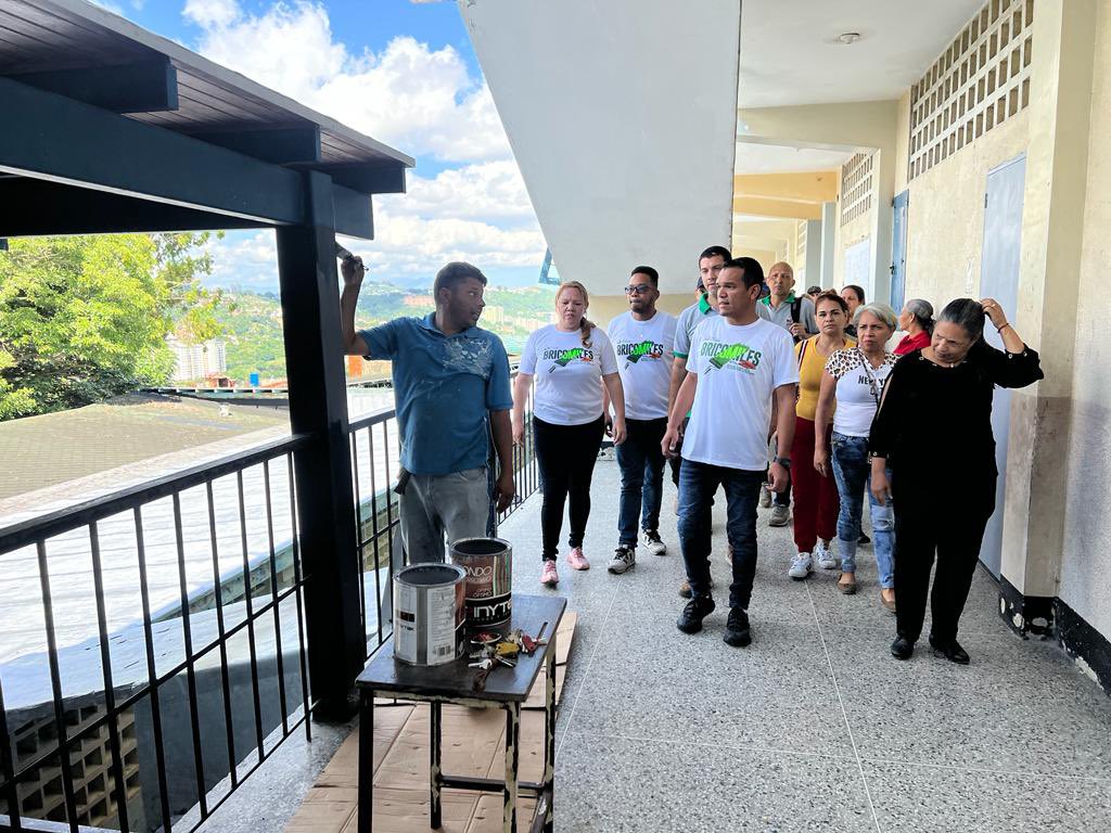 Galindez_vzla's tweet photo. ¡Bricomiles en Movimiento! 

Gracias al Sistema del 1x10 del Buen Gobierno de nuestro Presidente @NicolasMaduro, hoy la comunidad de maca en #Petare recibe material para la recuperación de la UEN Elisa Rickel Domínguez. ¡Vamos Pa’lante!

 #TrabajoEnEquipo https://t.co/jqQ4CcZtrG