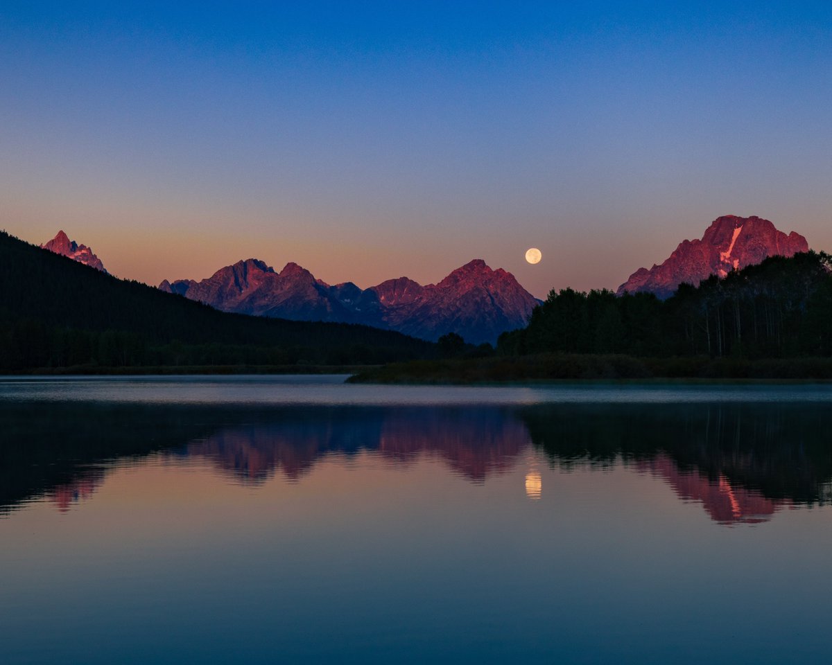 kyler_steele's tweet photo. mountains and super moons https://t.co/qOXDH27YAS