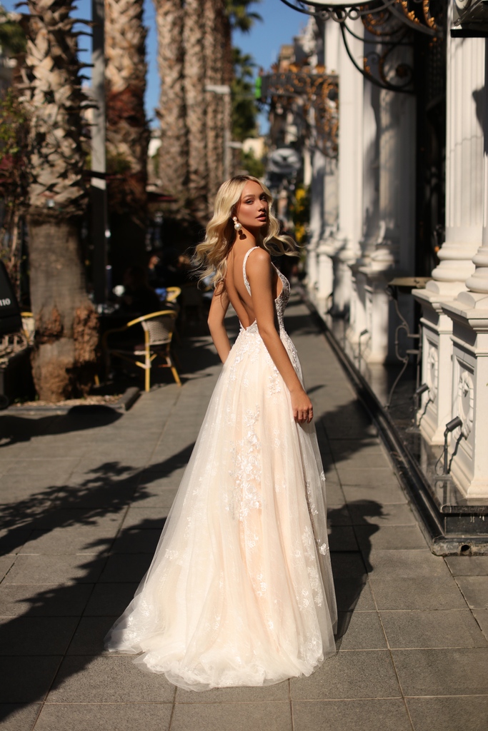 ClarisseDesigns's tweet photo. Walking into your beautiful new future like, "Here comes the Bride." ❤️ @verravallebridal style 900283 is the perfect dress for you happily ever after ✨

#verravalledbridal #weddingdress #weddinggown #weddingday https://t.co/CEhLrOxdNl