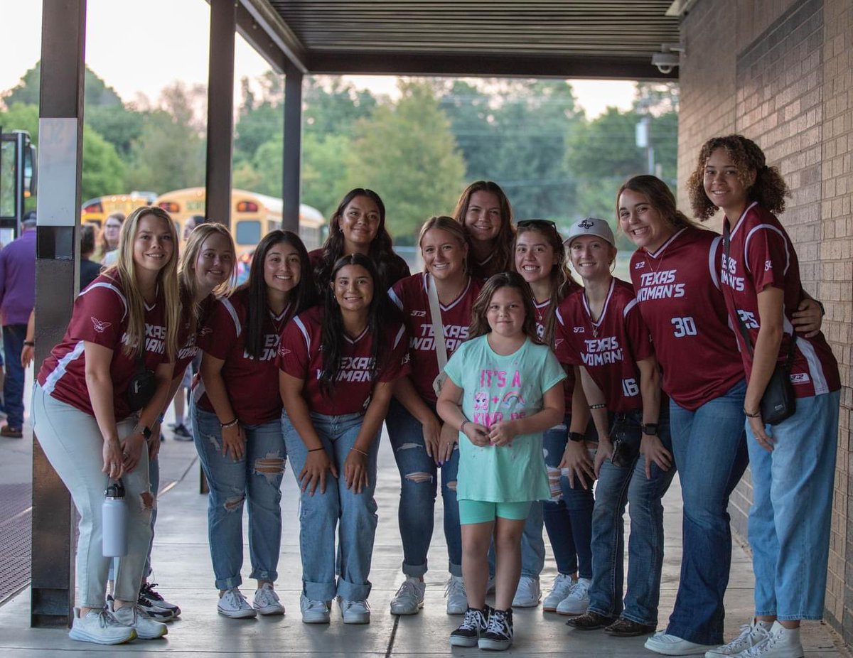 TWUSoftball's tweet photo. Thank you Hodge Elementary for having us. What an awesome experience this was! #pioneerproud https://t.co/ym26pJvEAj