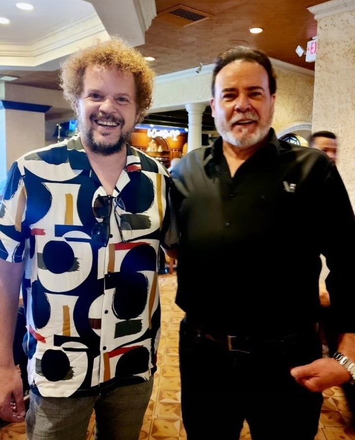 Evora_fanpage's tweet photo. Reencuentro de Amigos
#CesarEvora #DavidTorrens https://t.co/45mFr4S3Uh