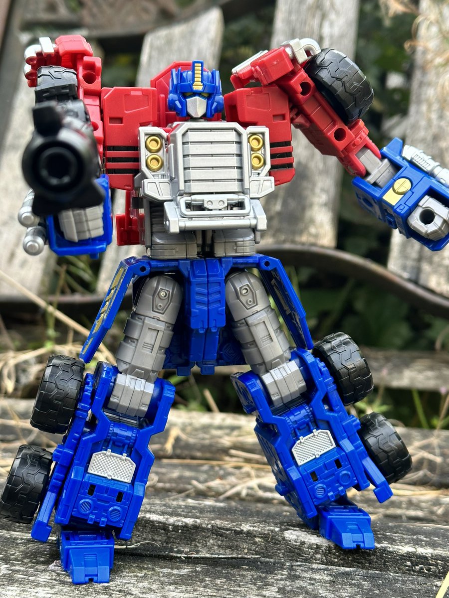 Hey #Transformers fans, let’s take a look at the past and present colliding with #armadauniverse #OptimusPrime right here: 

youtu.be/RASoFbswCnc?si…

Plus we can talk about that curious base mode…

#g1 #MoreThanMeetsTheEye