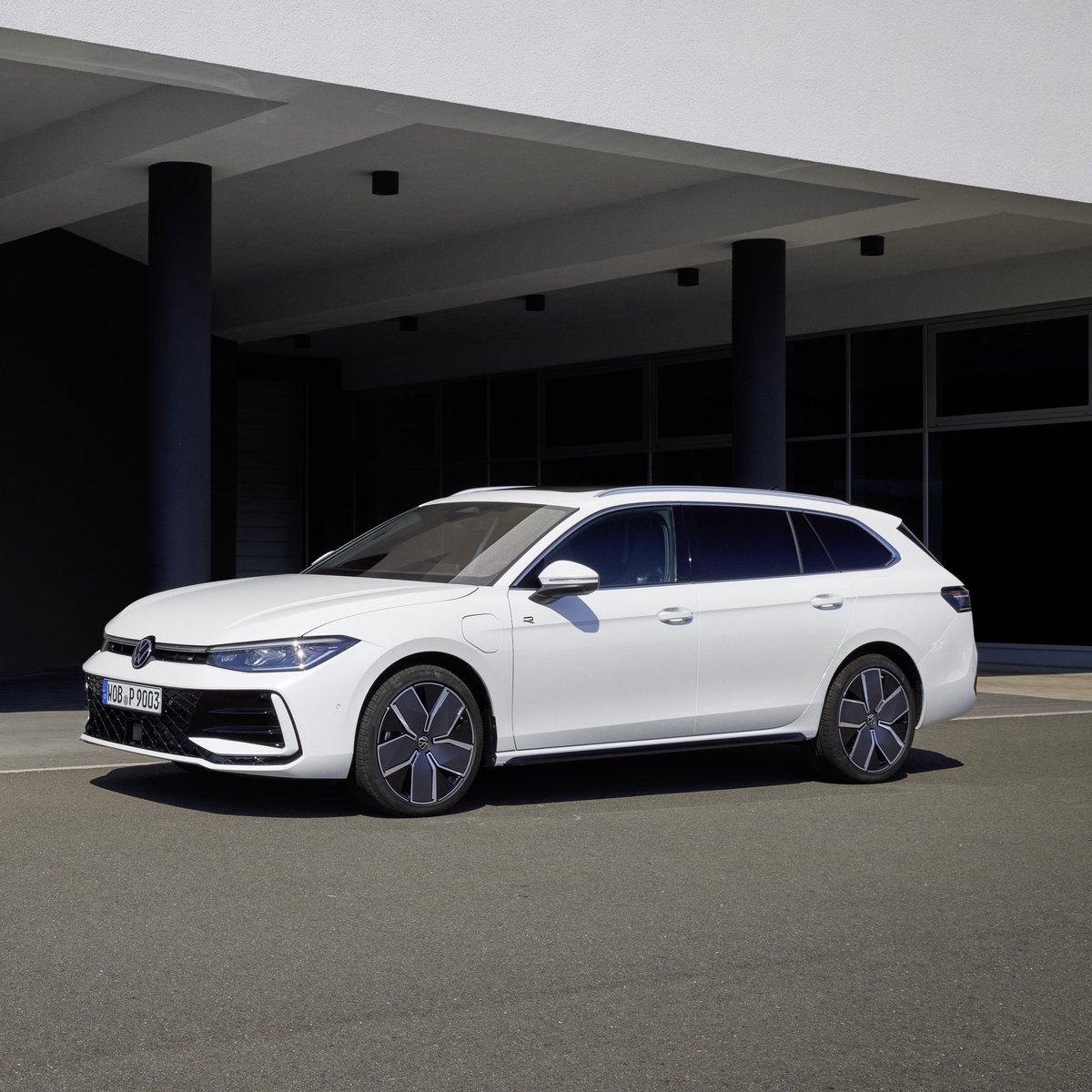 VWSverige's tweet photo. Världspremiär idag för helt nya Volkswagen Passat Sportscombi! Två nya laddhybridversioner med upp till 100 km i räckvidd på el. 

ℹ️ https://t.co/WljWr6KIdY

#vw #vwpasssat https://t.co/ZQZZpB06Ye