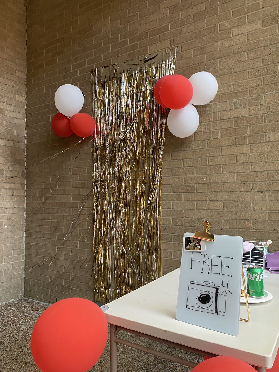 EugeniaKisasu's tweet photo. Bring the gang and come take a picture ! 📸 

#valentifest
#rothcomm3315 https://t.co/EZbhtbrso4