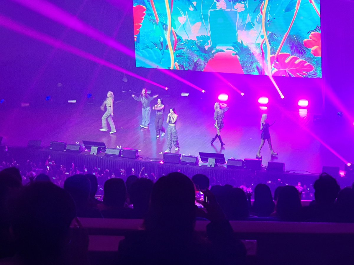 jrmhmmnl's tweet photo. Dreamcatcher nami-miss ko na kayo
#Dreamcatcher #DreamcatcherInMNL #PCDisReal https://t.co/fHMtdFYEUT