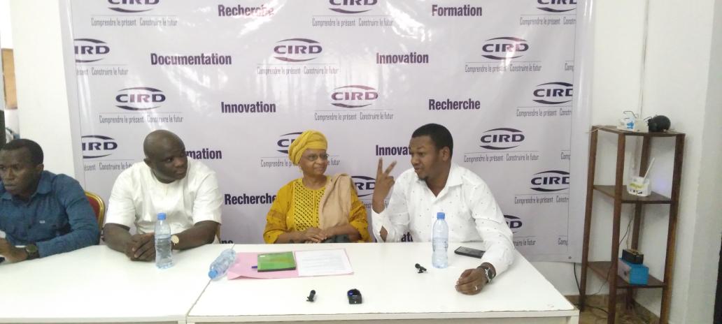 Dourabalde2019's tweet image. &quot;Nos amis (es) du Cameroun ont déjà un charte sur le blogging qui réglemente les blogueurs&quot;
Et pourquoi pas nous ?

#JourneeBlog2k23 #kibaro #ABLOGUI 
@alfahimaya @doudoufine