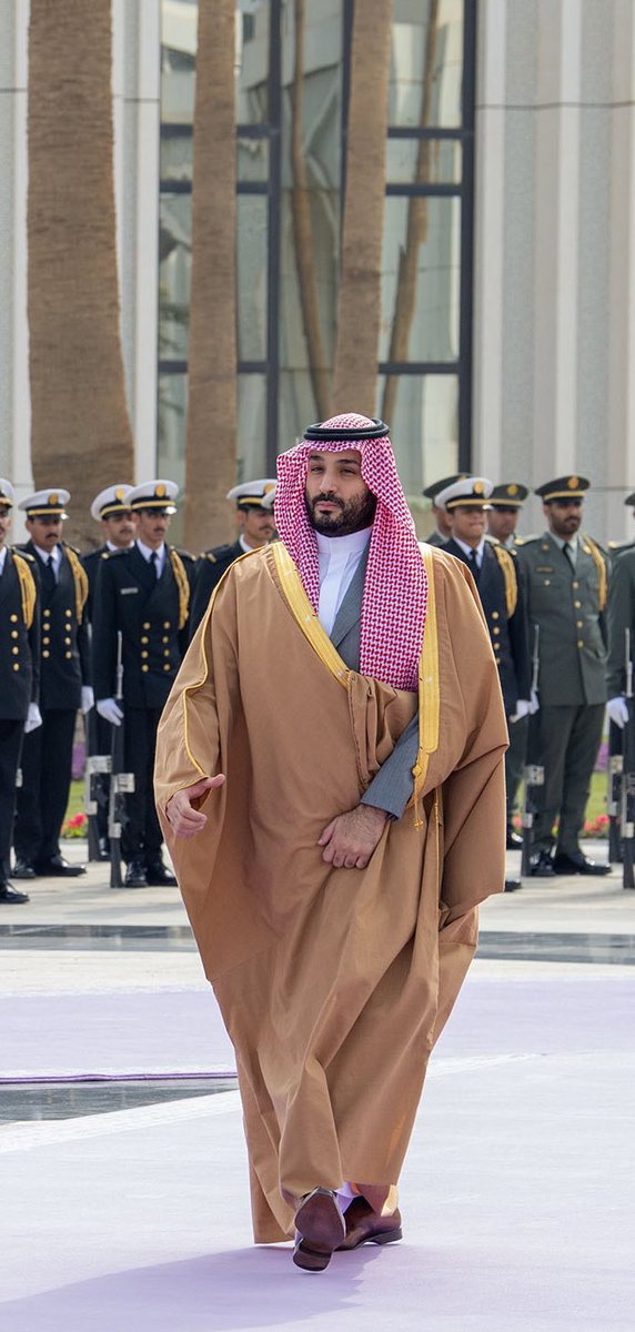 صاخبة سيرتك يا كاتب التاريخ 
كل ليله ولك وقفة بطوليّة
.
ماش غيرك كبير ولاش غيرك شيخ 
يا حديث المراسيم الأميريّة 
.
يا ابن سلمان والتشجيع والتوبيخ 
ديدنك.. ديدن الناس الكباريّة
.
المعادين تسقيهم من الزرنيخ 
لين الارواح تطلع غير مرضيّة

لا مشت قافلة.. ينبح وراها ذيخ
ما مع الذيخ غير