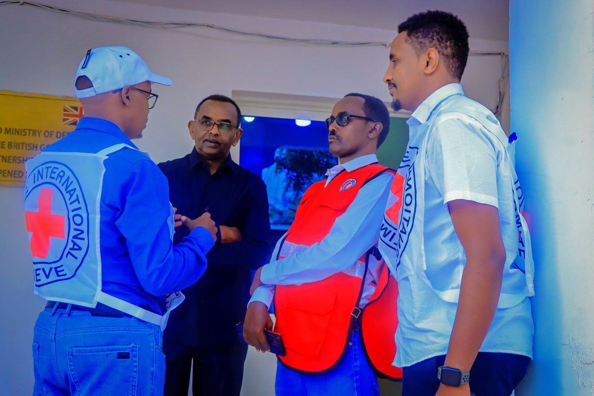 SomalilandMod's tweet image. Agaasimaha Guud ee Wasaaradda Gaashaandhigga JSL  mudane Mustafe Cumar Faarax ayaa agab Caafimaad kala wareegay Hay’adda International Committe of the Red Cross maanta ay taariikhdu tahay 31.08.2023.
Qalabkan Caafimaad ayaa wax taraya Gargaarada degdega ah ee Ciidanka Qaranka