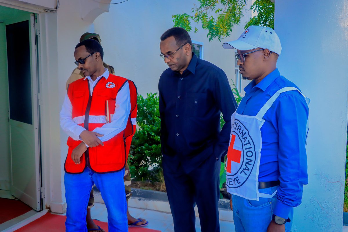 SomalilandMod's tweet image. Agaasimaha Guud ee Wasaaradda Gaashaandhigga JSL  mudane Mustafe Cumar Faarax ayaa agab Caafimaad kala wareegay Hay’adda International Committe of the Red Cross maanta ay taariikhdu tahay 31.08.2023.
Qalabkan Caafimaad ayaa wax taraya Gargaarada degdega ah ee Ciidanka Qaranka