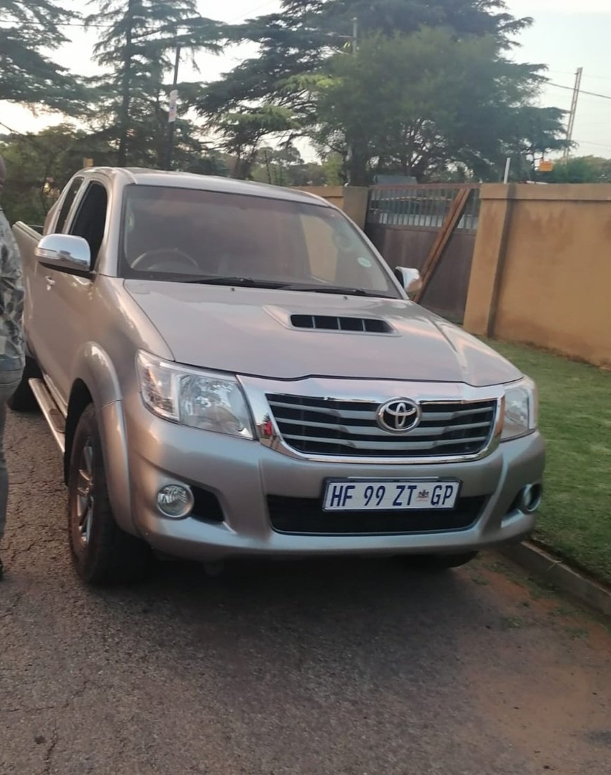 mpho_moss's tweet photo. Please help me find this Bakkie it was stolen at  Masoheng peace heights flats Sebokeng yesterday around 10pm https://t.co/uEIlWc5gcV