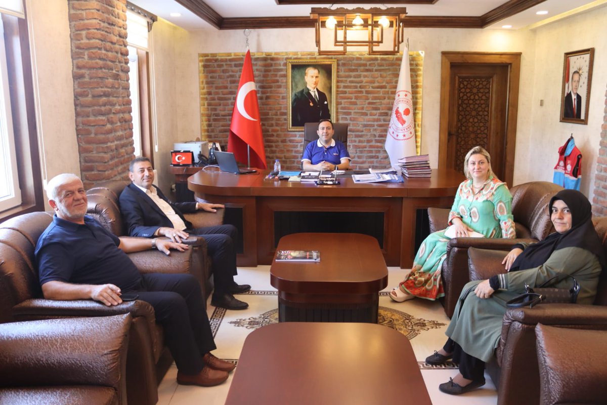 📌 Çankırı Atkaracalar Belediye Başkanı Sayın Harun OFLAZ ile Çankırı İl Genel Meclis Üyesi Sayın Bayram ULUSOY ve kıymetli eşleri Kaymakamımız Sayın Tuncay KARATAŞ'ı makamında ziyaret etti.

  Misafirleri ile bir süre sohbet eden Kaymakam KARATAŞ, Cide'nin  tarihi dokusu,