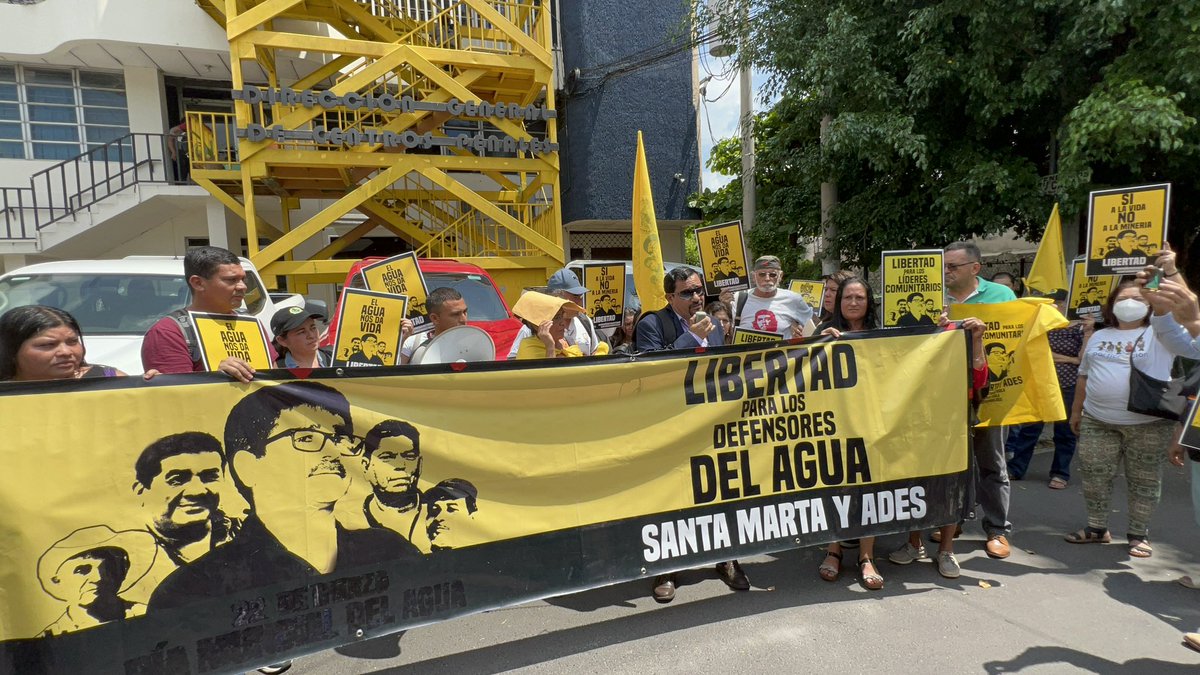 Comunidad y familiares de Santa Marta se presentan a Centros Penales a exigir liberación de los líderes ambientalistas que ya tienen orden de juez de arresto domiciliar. Han pasado seis días, nadie apeló y la ley manda a liberarlos.