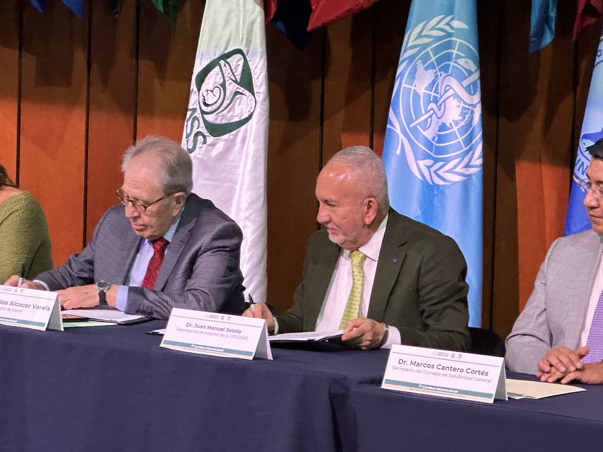 Transformando vidas con salud mental 🧠 y corazones sanos ❤️ <a href="/opsoms/">OPS/OMS</a> y <a href="/Tu_IMSS/">IMSS </a> firman histórico acuerdo. #HEARTSAmericas expandirá prevención cardiovascular y Atención Primaria de Salud Mental se fortalecerá. Juntos, trabajando por un México 🇲🇽 más saludable y equitativo.