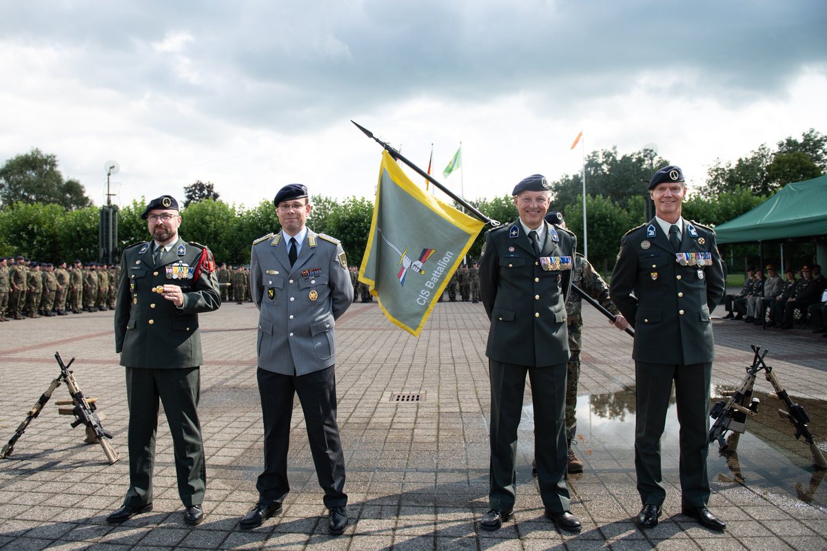 COM_1GNC's tweet photo. As of today our CIS battalion has a new commander. I wish LTC Slob lots of Soldatenglück and I congratulate the battalion on such experienced leadership. 
#WeAreNato #Togetherstrong #Nato https://t.co/0ilrwZQzAN