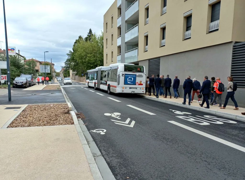 LaVilleaVelo's tweet photo. [#leVélodanslaMétro]
C’est parti : le corridor🚎 du #ValDeSaône @SYTRALMobilites est en fonctionnement🤸🏼‍♀️… 
Et fait la part belle au 🚲: +6,8km d’aménagements cyclables (dont 1,8 de couloirs 🚌+🚲) 👏🏻!
🗣 « Preuve que #TC &amp; #modesactifs peuvent œuvrer ensemble🫶🏻 » https://t.co/Qxe8su8jQ4