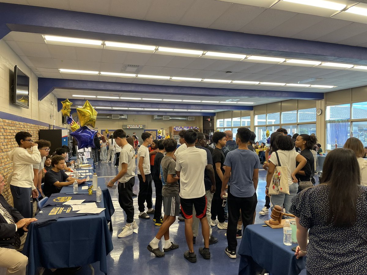 Freshmen orientation was a great success today! Thank you to all of our volunteers for helping introduce our new students and their families to BHS!! See you all on September 7th 😎🤩📚 @MrRhodesBHS @BPSEngagement @belleville_ps @belleville_bucs