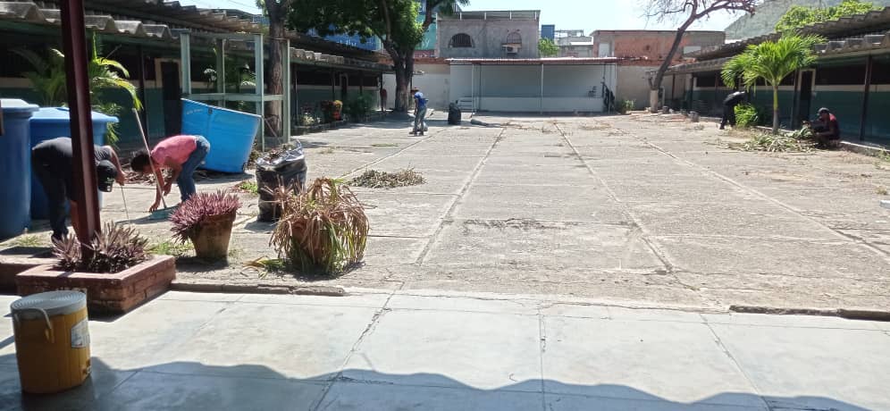 UEMaraConcepci1's tweet photo. Hoy seguimos en la jornada de Limpieza a nuestra casa estudio ya preparando todo para el año escolar 2023-2024. 
@CDCECarabobo 
@CDCECaracas 
@CDCEPtoCabello 
@linarosag 
@rafaellacava10 
@NicolasMaduro 
@_LaAvanzadora 
@xiomaluna https://t.co/C5dRwum8wm