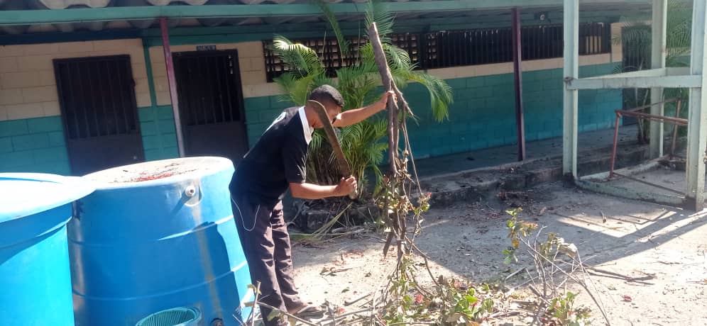 Hoy seguimos en la jornada de Limpieza a nuestra casa estudio ya preparando todo para el año escolar 2023-2024. 
<a href="/CDCECarabobo/">CDCE Carabobo</a> 
@CDCECaracas 
<a href="/CDCEPtoCabello/">CDCE Puerto Cabello</a> 
<a href="/linarosag/">Lina Rosa Gutiérrez</a> 
<a href="/rafaellacava10/">Rafael Lacava</a> 
<a href="/NicolasMaduro/">Nicolás Maduro</a> 
<a href="/_LaAvanzadora/">Yelitze Santaella</a> 
<a href="/xiomaluna/">XIOMARA LUNA PROFESIONALES Y TÉCNICOS</a>