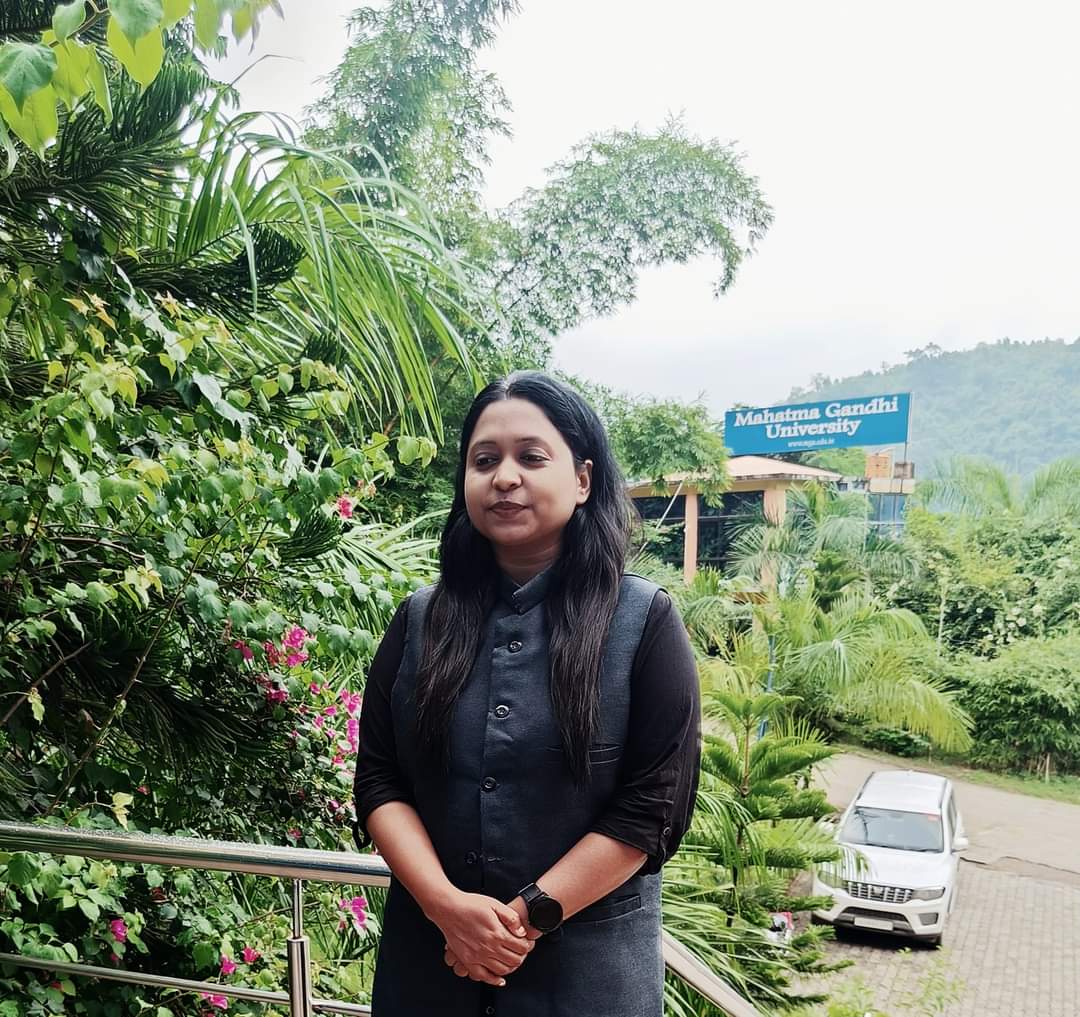 HasinaAhmed8's tweet photo. অৱশেষত গৱেষণাৰ কাম আৰম্ভ কৰিলোঁ। আব্বাক হেৰুৱাৰ বেদনা বুকুত লৈ, মহান আল্লাহ তালাৰ ৰহমত, মা আৰু দাদাৰ সহযোগীতাৰ বাবেই আজি সকলো সম্ভৱ হৈ আছে মোৰ বাবে! সকলোৰে দিশা পৰামৰ্শ সদায় বিচাৰোঁ।🤗
#newbeginings
#doingphd
#mahatmagandhiuniversity https://t.co/l805zzbvwr