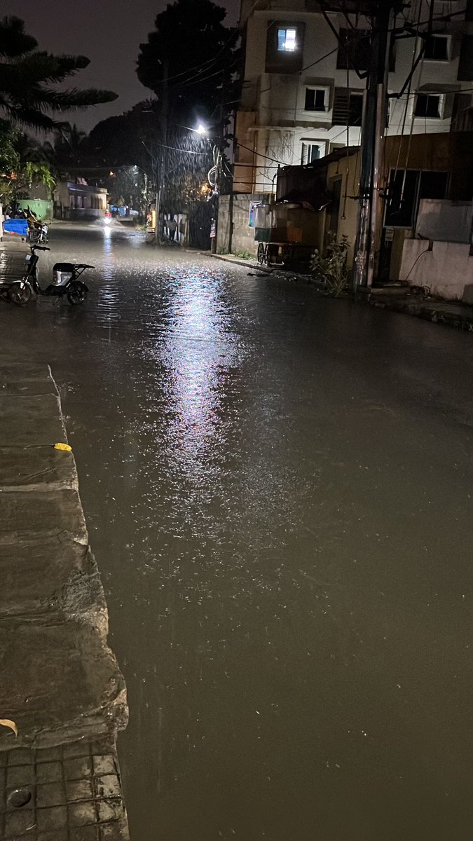 Raj_The_Showman's tweet image. This is the condition of the #HNHALLILAKEROAD. You guys did it, amazing infrastructure... Making the lake road as LAKE. @siddaramaiah @DKShivakumar @chairmanbwssb @BBMPCares ... @WFRising @kdevforum