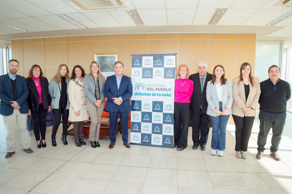 defensorsanluis's tweet photo. El Defensor del Pueblo @enriqueponcesl y la Ministra de Ciencia y Tecnología @aliciabanuelos firmaron convenios que permitirán la tramitación electrónica de los expedientes de la Defensoría y la implementación de herramientas digitales para mejorar la atención a la comunidad. https://t.co/k0m30fWjs3