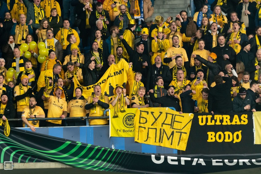 Хочу звернути увагу на тотальну солідарність норвезьких футбольних фанатів з Україною. Під час міжнародних матчів на трибунах клубів з Норвегії неодмінно зустрічається певна українська деталь.

Не знаю як ви, а я був приємно здивований.

Takk nordmenn! 🇳🇴