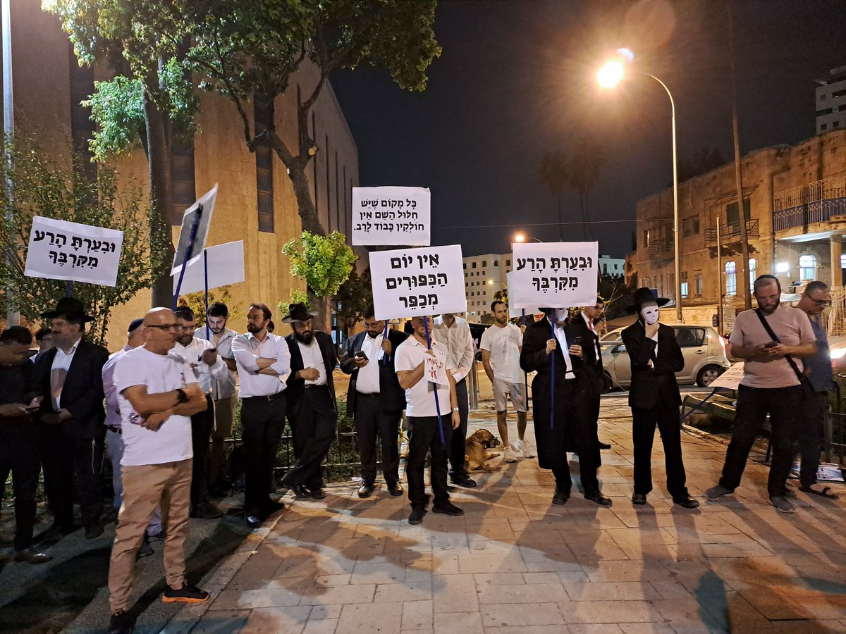 tzippylavi's tweet photo. עזרת הגברים ��פתיעה לטובה.
פרוש, צא ולמד. אי אפשר יותר לחבק אנסים בשקט. על כל סיוע וליטוף לעברייני מין - תקבל הוריקן. https://t.co/R95O99hMwz