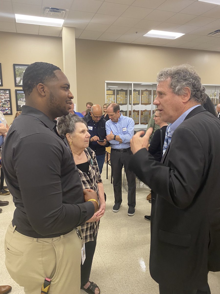 Great meeting with U.S. Senator Sherrod Brown yesterday! We discussed the importance of engaging communities and serving people. Inspired by his dedication to public service. 🇺🇸 #CommunityEngagement #PublicService