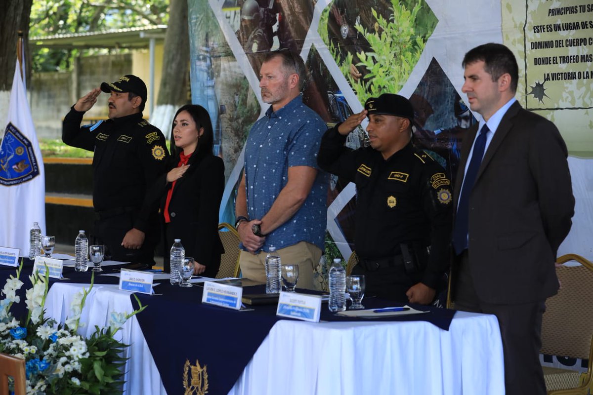 DiariodeCA's tweet photo. Agentes de la @sgaia_pnc_gt, de la División de Investigación y Desactivación de Armas y Explosivos, y del @Dgspg concluyeron con éxito el Tercer Curso Intermedio de Guía Canino.

✍🏼 @LC_DCA
📸 Oscar Dávila DCA https://t.co/8Eyz77ZQDX