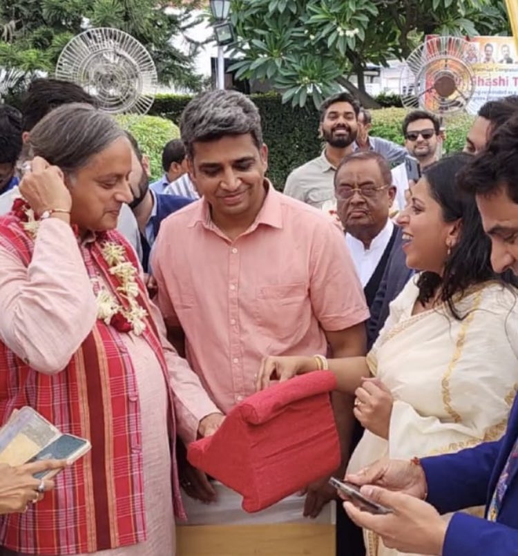 Ayeshap19's tweet photo. @ProfCongHaryana @ShashiTharoor @INCIndia @ProfCong @SalmanSoz @DhillonVijay @saurabhaipc @GurgaonAipc @AipcFbd @ProfCongAmbalaa @AalimJaveri @ProfCongGurgaon Absolutely delighted to meet the ebullient Dr Shashi Tharoor. 
Thank you to all the organisers. We look forward to a future where Judenga Bharat,Jeetenga India. 
In his own wise words - let’s overcome the paradoxes. 
Tablet holder for reading/multitasking pursuits with @urbanbed https://t.co/GQWN5Yu3rd