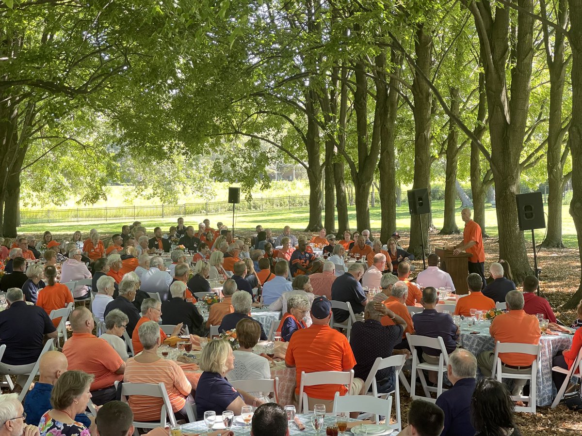 Thanks to President and Mrs. Killeen for opening their beautiful home for the ⁦first <a href="/IlliniFootball/">Illinois Football</a>⁩ QB Club luncheon of the new season! Incredible setting for a special group. The season is here…the juices are flowing! See you Saturday #ILLINI! 🔶🔷🏈