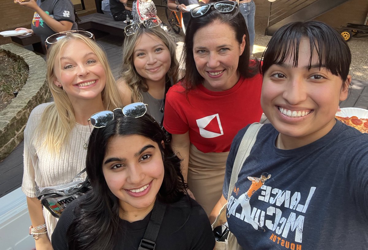 _lexipedraza24's tweet photo. Here with the Director of Journalism of Valenti School @jenvardeman ! Her favorite part of her job is the students! She is excited to meet more students this upcoming semester! #ValentiFest #RothComm3315 @UHValentiSchool https://t.co/jqo7zuE3Uz