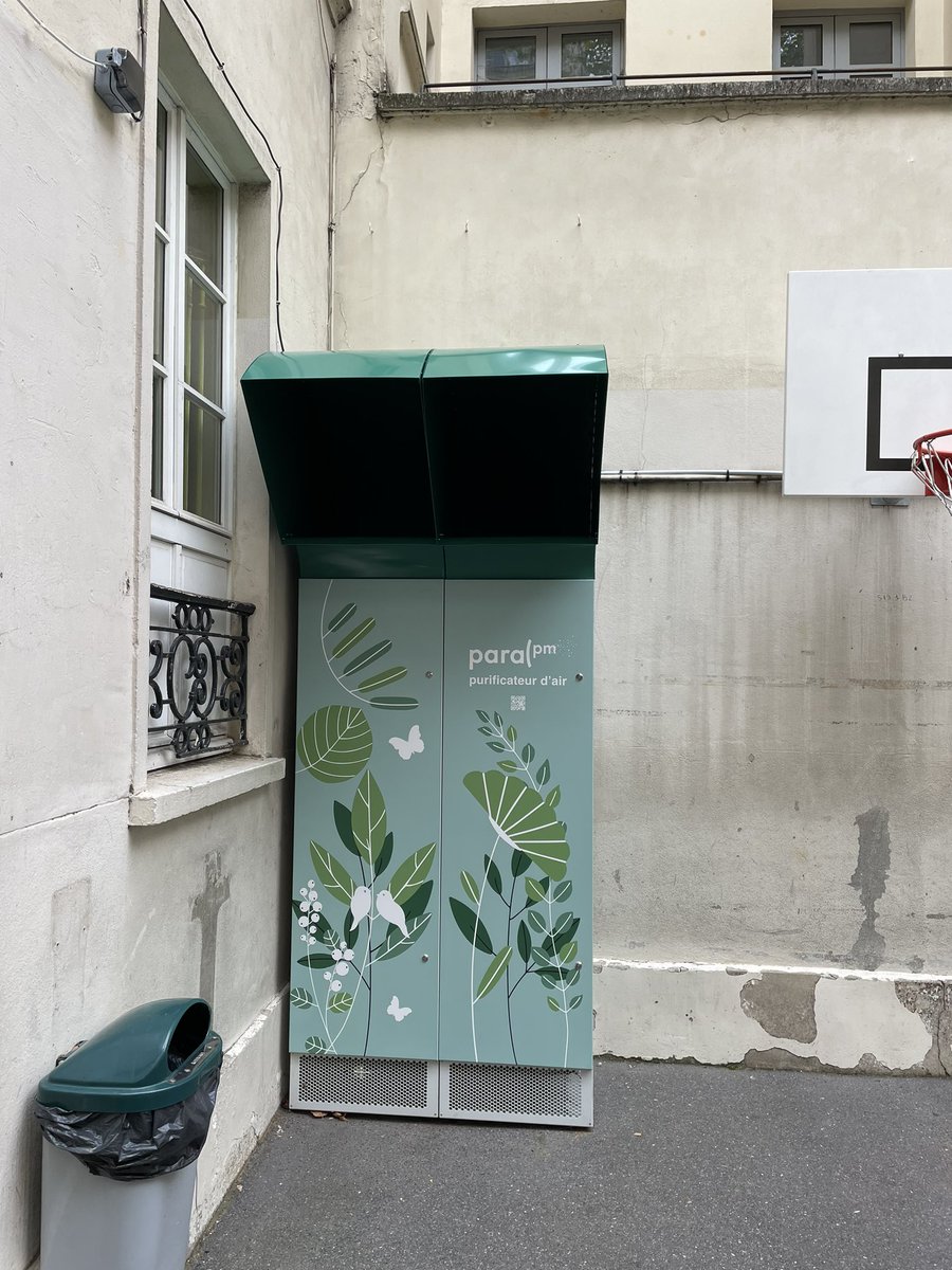 respireasso's tweet photo. L’école Victoire du 9e arrondissement de Paris est la première école au monde à expérimenter des purificateurs d’air extérieur. Bravo à @dburkli et @AEROPHILE_SAS d’être précurseurs et permettre à la technologie d’accompagner les politiques de réduction des émissions de polluants atmosphériques !

#airpollution #purificateur @Mairie9Paris
