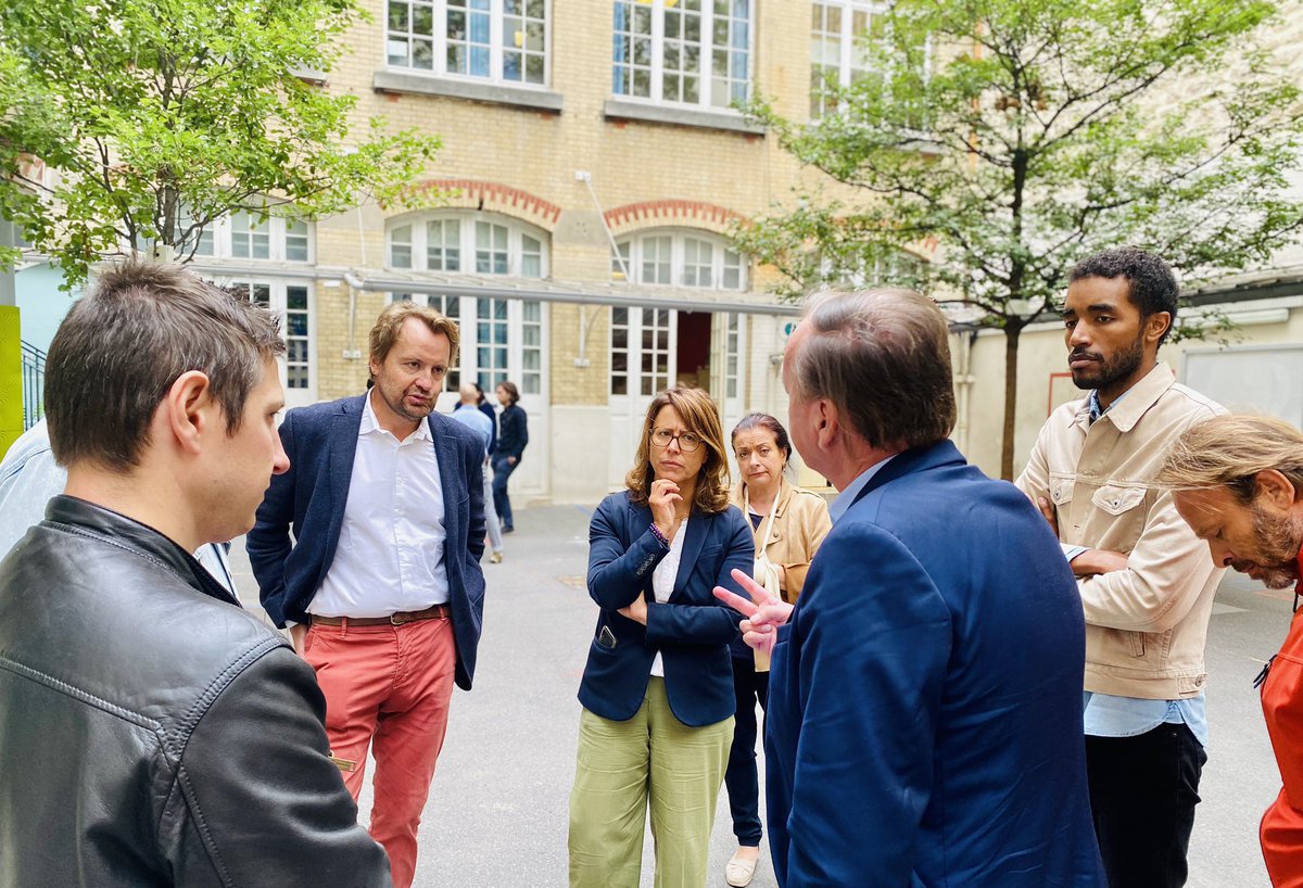 respireasso's tweet photo. L’école Victoire du 9e arrondissement de Paris est la première école au monde à expérimenter des purificateurs d’air extérieur. Bravo à @dburkli et @AEROPHILE_SAS d’être précurseurs et permettre à la technologie d’accompagner les politiques de réduction des émissions de polluants atmosphériques !

#airpollution #purificateur @Mairie9Paris