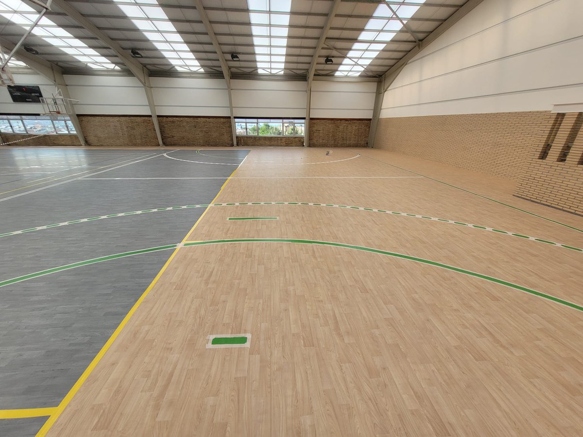Instalaciones32's tweet photo. Decisión de última hora... ampliar el marcaje con una nueva pista de mini balonmano. ¡El color verde queda impresionante sobre madera color clara! Ejecutamos con poliuretano bicomponente de rápido secado.
#minibalonmano #pintura #marcaje #campo #pista https://t.co/2rlTr9q6uA