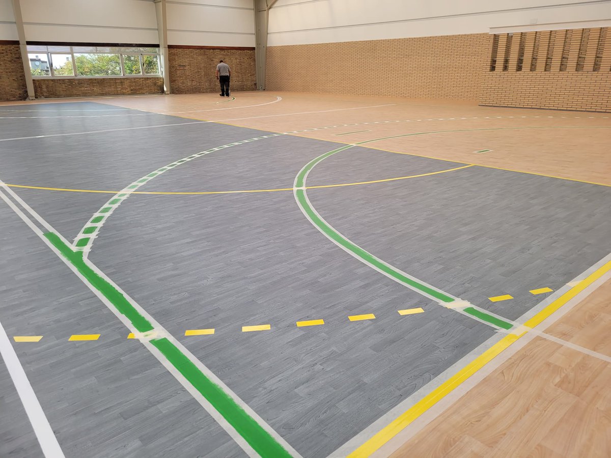 Instalaciones32's tweet photo. Decisión de última hora... ampliar el marcaje con una nueva pista de mini balonmano. ¡El color verde queda impresionante sobre madera color clara! Ejecutamos con poliuretano bicomponente de rápido secado.
#minibalonmano #pintura #marcaje #campo #pista https://t.co/2rlTr9q6uA
