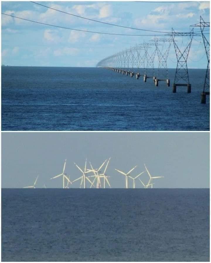 CuriosityonX's tweet photo. Earth's curvature in 2 images. https://t.co/fBMPD4oA0v