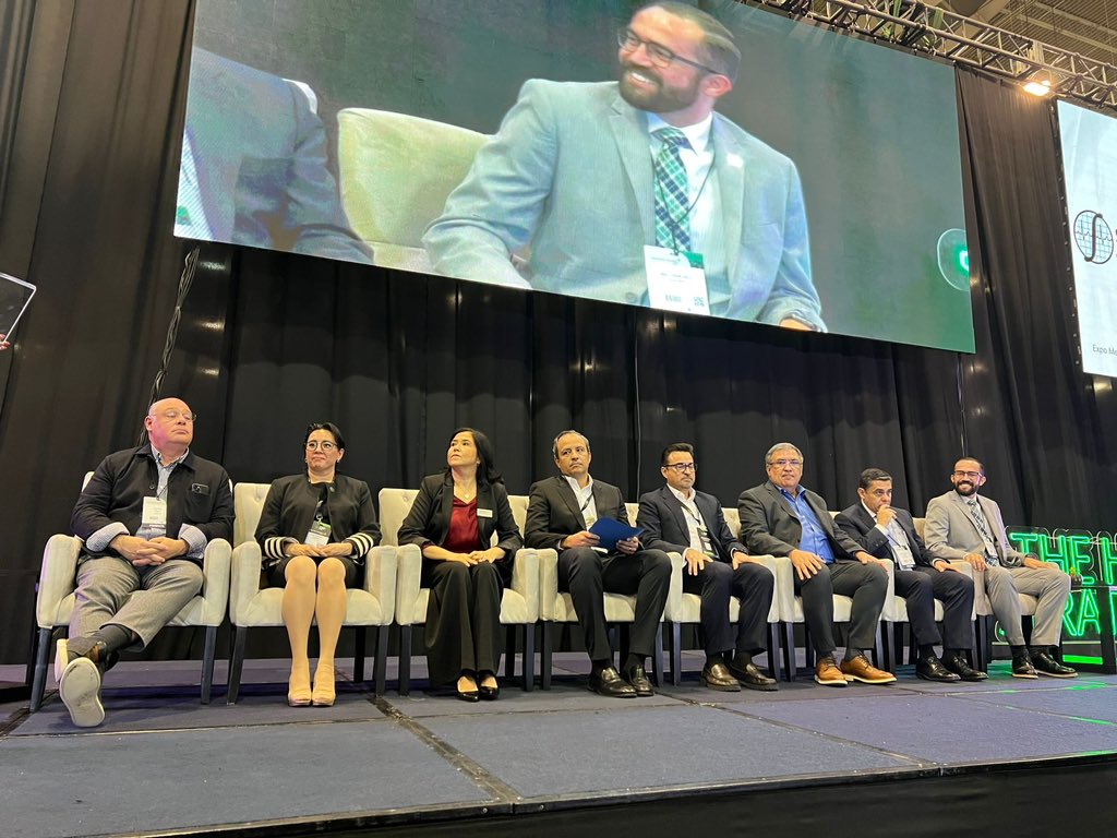 PanchoAcevesA's tweet photo. Gracias @FUNSALUDMX por la invitación a @ExpoMEDMexico , pudimos compartir nuestra visión de la participación de la ingeniería biomédica en el sistema de salud, estamos puest@s para sumarnos a las decisiones que mejoren nuestro sistema @somibmx https://t.co/xCJhUzRefF