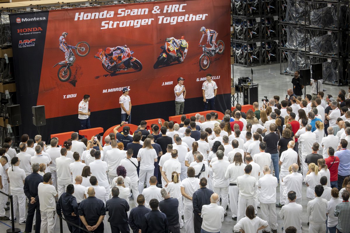 trialteamhrc's tweet photo. Special visit today 🔥 Best of luck this weekend ✊💨 

#HondaStrongerTogether #StrongerTogether https://t.co/FU70VWdVbs