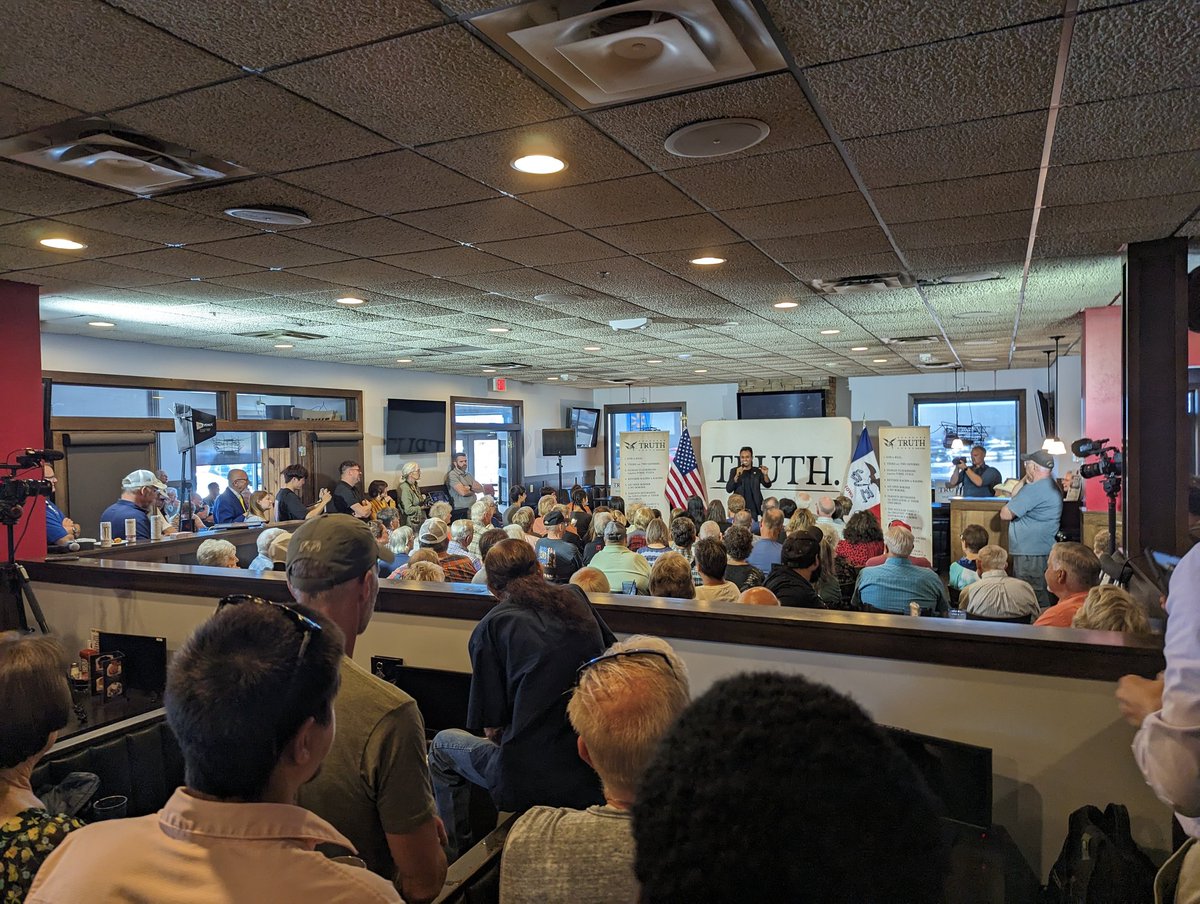 VoteMattSchultz's tweet photo. Packed house at Legends in Marshalltown, IA. TRUTH!!! Iowa loves @VivekGRamaswamy https://t.co/HszguPshhd