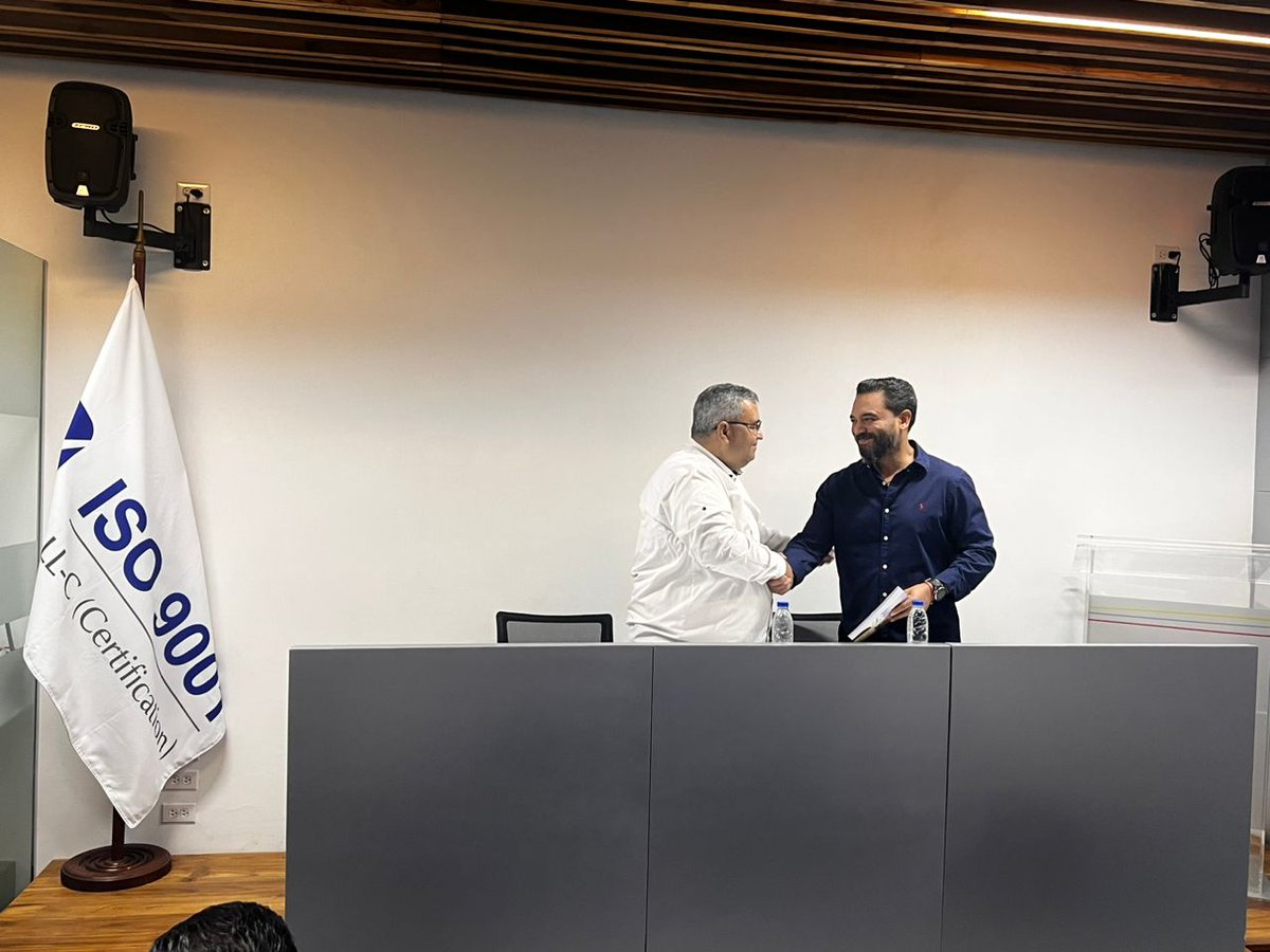 #31Ago ¡Nuevo presidente del #INEA!

Durante un emotivo acto efectuado #Hoy en horas de la mañana, el Alm. Eladio Jiménez Rattia entregó cargo de manera oficial al CN. GERMÁN GÓMEZ LAREZ, quien de ahora en adelante tomará el timón de este buque como nuevo presidente del ente.