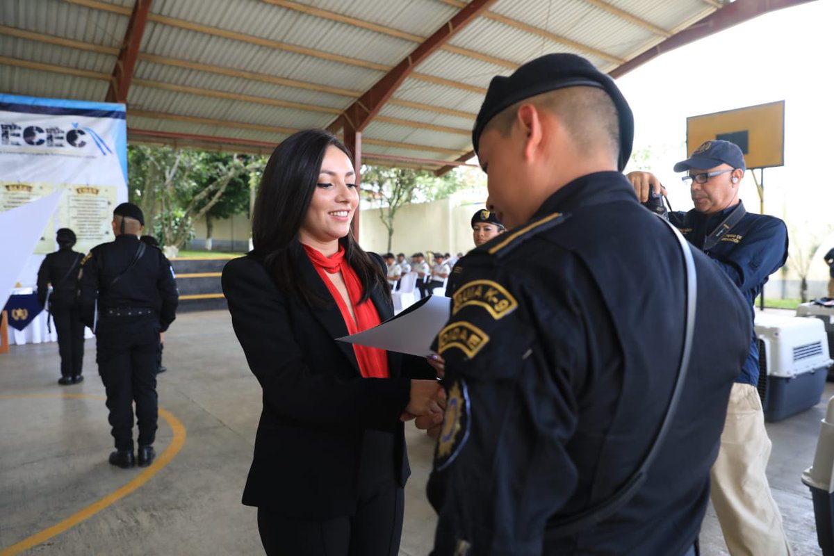 DiariodeCA's tweet photo. @LC_DCA El entrenamiento duró tres meses y abarcó técnicas de manejo canino, detección de ilícitos y acciones de seguridad, entre otras, que preparan a los uniformados para enfrentar desafíos en sus respectivas áreas de especialización.

✍🏼 @LC_DCA
📸 Oscar Dávila DCA https://t.co/rUvgnNMzZP